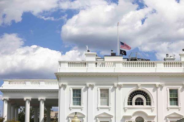 ABD'de ilkokul saldırısının ardından bayraklar yarıya indirildi