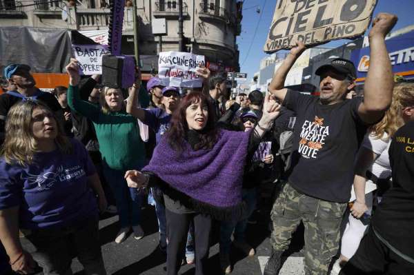 Arjantin Devlet Başkanı Milei'nin konvoyuna taşlı saldırı