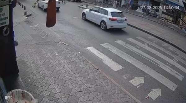 Beyoğlu'nda otomobilin dede ve torununa çarptığı kaza kamerada
