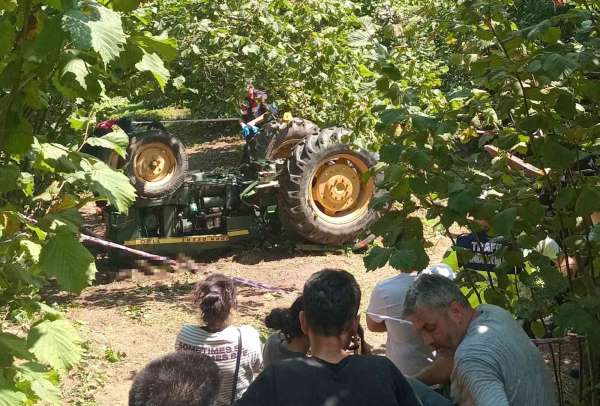 Bahçede eşinin yanına gittiği sırada devrilen traktörün altına kalarak öldü