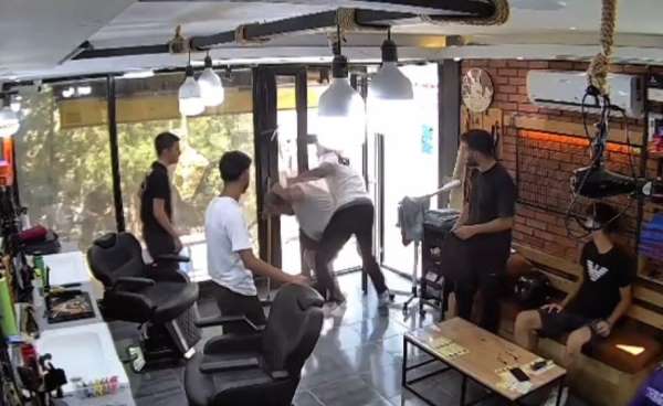 Berbere bıçakla girdi, hayatının dayağını yedi