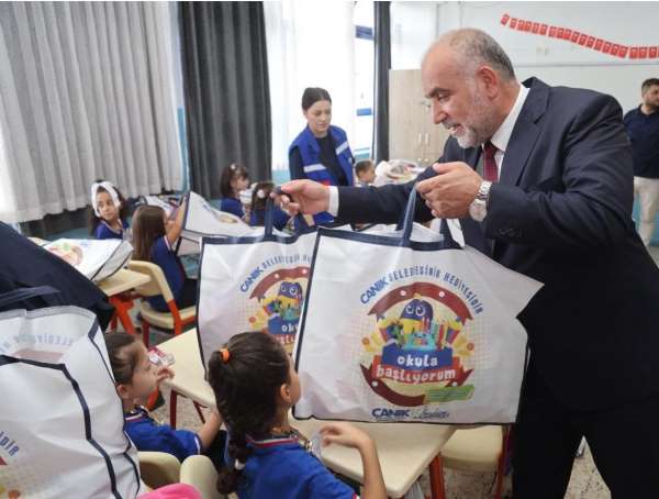 Canik'te birinci sınıfların sıralarında belediye sürprizi