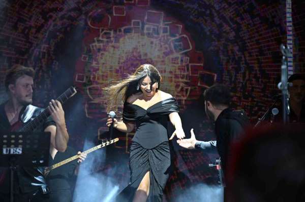 Demirci Kurtuluş Festivalinde sanatçı Zara sahne aldı
