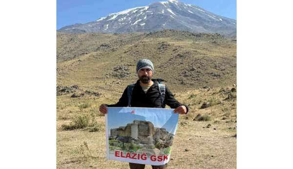 Elazığlı sporcudan Ağrı Dağı'nda 30 Ağustos Zafer Bayramı tırmanışı