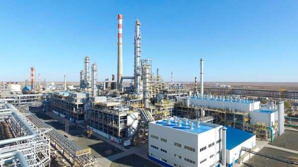 Kazakistan'da petrol rafinerisinde yangın çıktı
