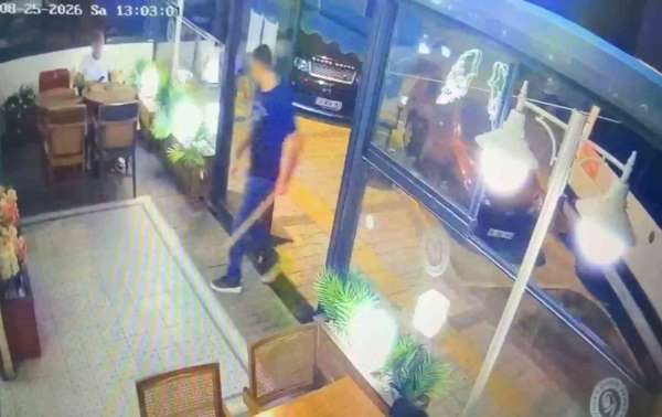 Sopayla öldüresiye dövdü, ilginç saldırı kameralara yansıdı