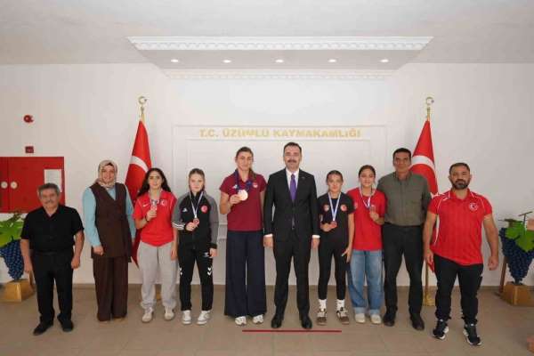 Üzümlü'de başarılı güreşçilerden Kaymakam Hökelekli'ye ziyaret