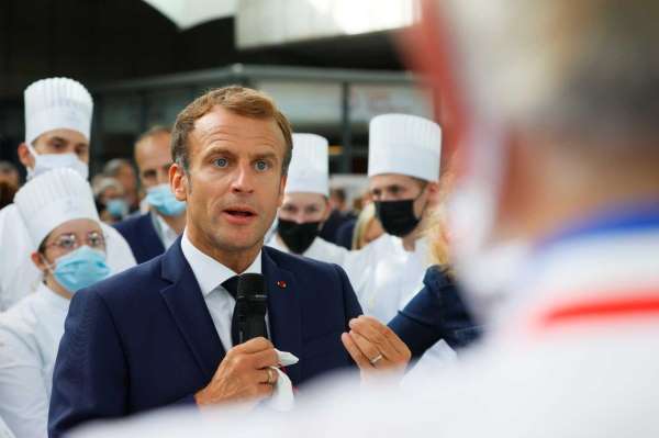 Fransa Cumhurbaşkanı Macron'a 'yumurtalı' saldırı