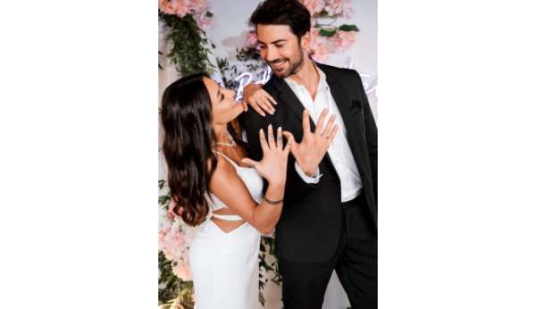Ünlü şarkıcı Melek Mosso, manken sevgilisiyle nişanlandı