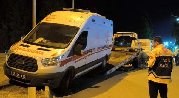 Muş'ta ambulans kaza yaptı: 2 yaralı