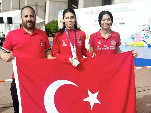 Bakan Bak dünya rekoru kıran Aysel Önder'i tebrik etti