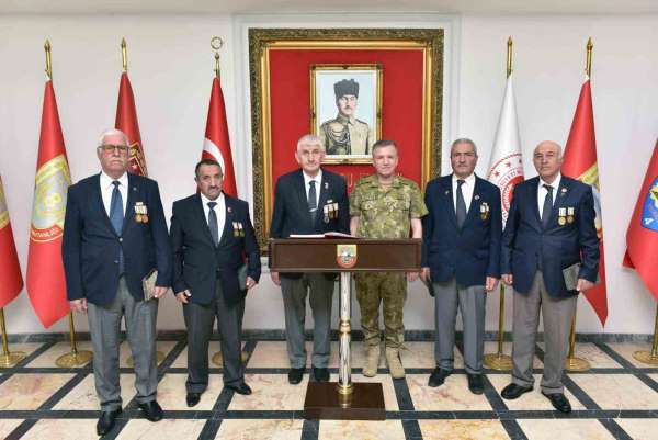 Gazilerden 3'ncü Ordu Komutanı Altuğ Paşa'ya hayırlı olsun ziyareti