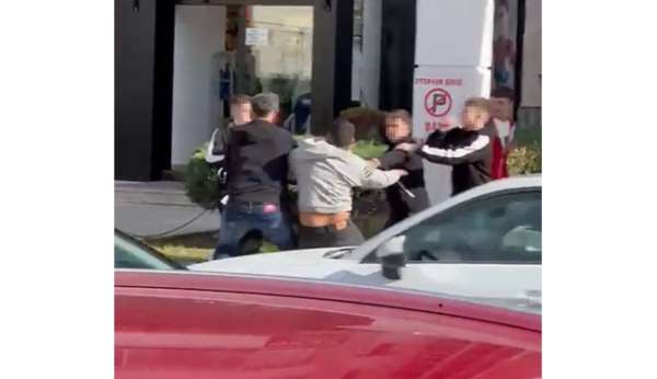 Gençler arasındaki tekme ve yumruklu kavga