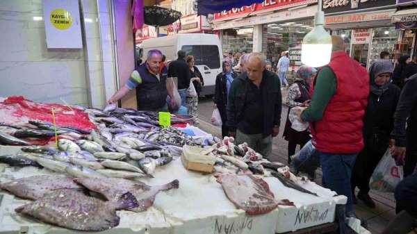 Karadeniz'deki olumsuz hava balık tezgahlarını etkiledi