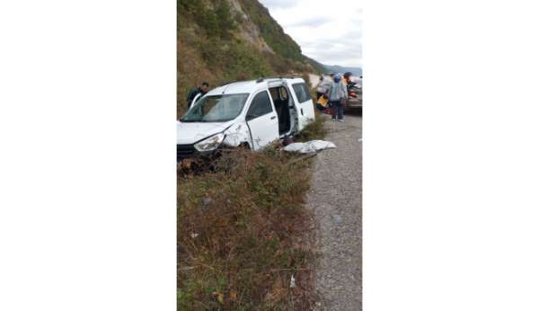 Türkeli'de otomobil istinat duvarına çarptı: 3 yaralı