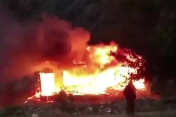 Amasya'da ahşap ev alev alev yandı