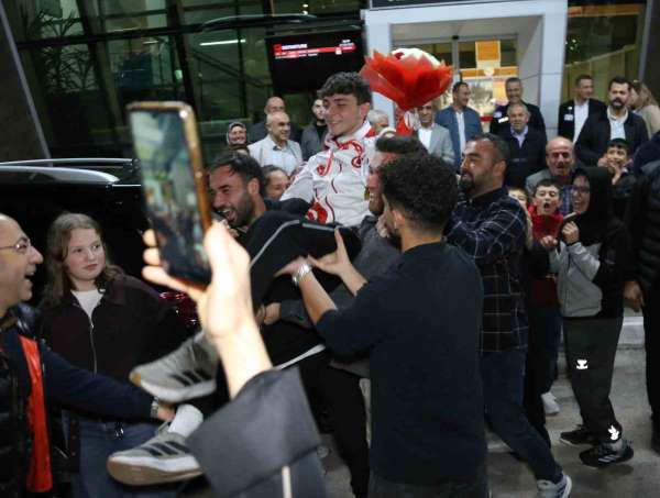 İsrailli rakibini yenerek dünya şampiyonu olan milli sporcuya coşkulu karşılama