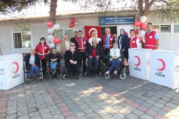 Kızılay'dan Omurilik Felçlileri Derneğine tekerlekli sandalye desteği 