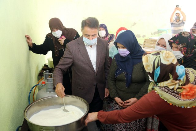 Başkan Cemil Deveci, kazanda süt karıştırdı