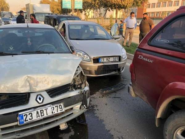 Elazığ'da zincirleme kaza, 5 araç birbirine girdi 