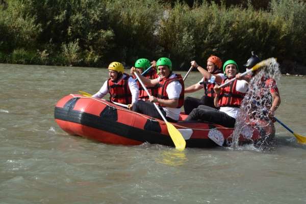 Terörün bittiği Hakkari'de rafting heyecanı 