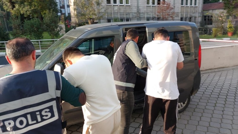 Samsun'da bıçaklı yaralama ve gasp şüphelisi 2 kişi tutuklandı