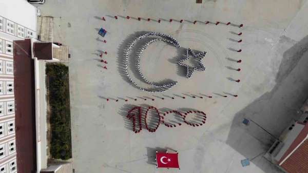 Amasya'da öğrenciler '100. yıl' ve 'ay-yıldız' koreografisi oluşturdu