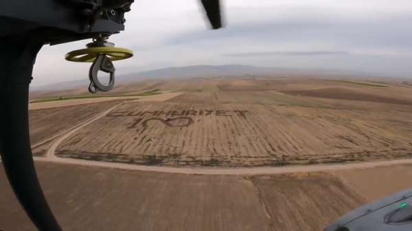 Amasyalı çiftçi tarlasına traktörle 'Cumhuriyet' yazdı, Mehmetçik tesadüfen helikopterle görüntüledi