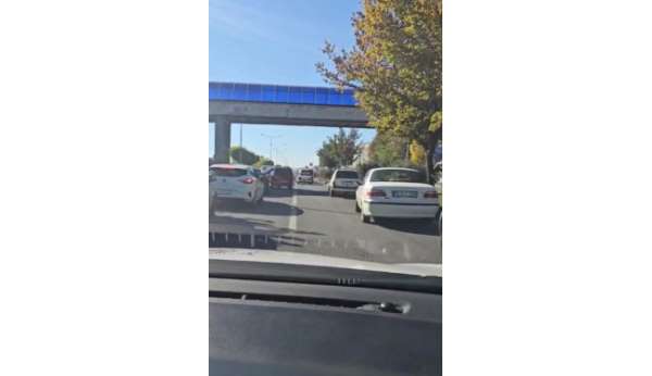 Kaza nedeniyle tıkanan yol, polis ekiplerine 'fermuar yöntemi' ile açıldı