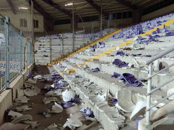 Afyonkarahisar'da olaylı maç, binlerce koltuğu söküp sahaya attılar