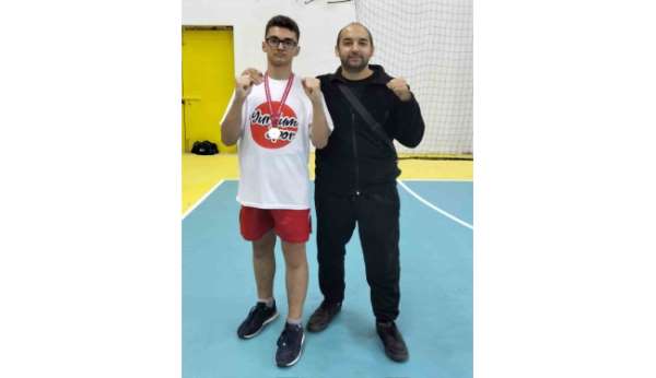 Efe Carl Demirli'den kick boks branşında şampiyonluk
