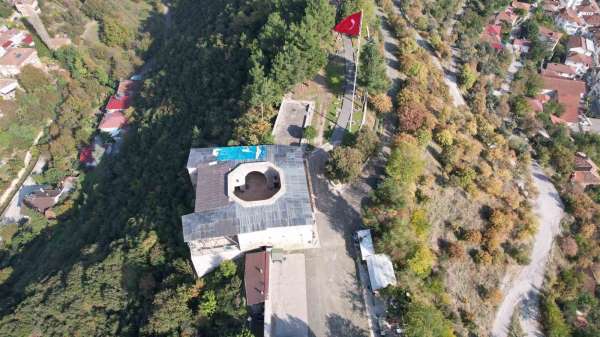9 asırlık Yağıbasan Medresesi'nin hasarlı çatısında brandalı önlem alındı