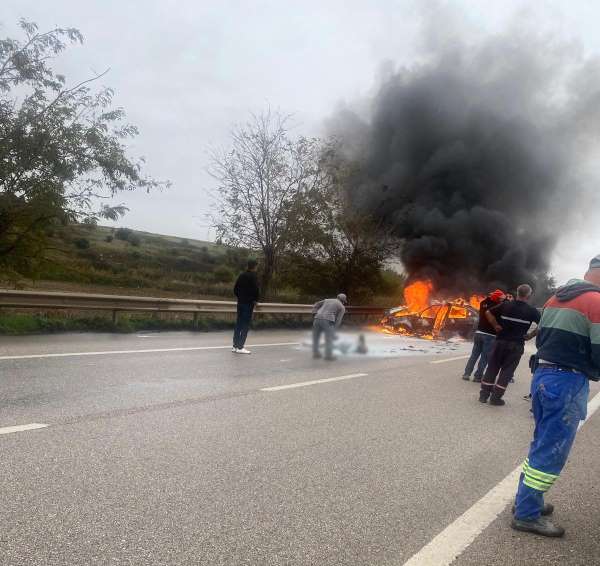 Bandırma-Çanakkale yolunda feci kaza: Araç alev aldı, 2 kişi yaralandı