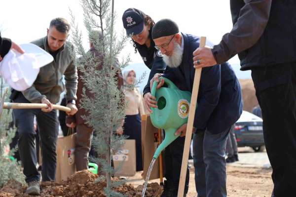 Elazığ'da şehitlerin anısına fidanlar toprakla buluştu