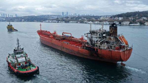 Karadeniz'de dron saldırısına uğrayan tankerin geçişi nedeniyle İstanbul Boğazı trafiğe kapandı