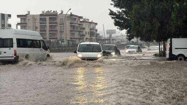 Tarsus'ta sağanak yağış hayatı olumsuz etkiledi: Yollar ve site bahçeleri su altında kaldı
