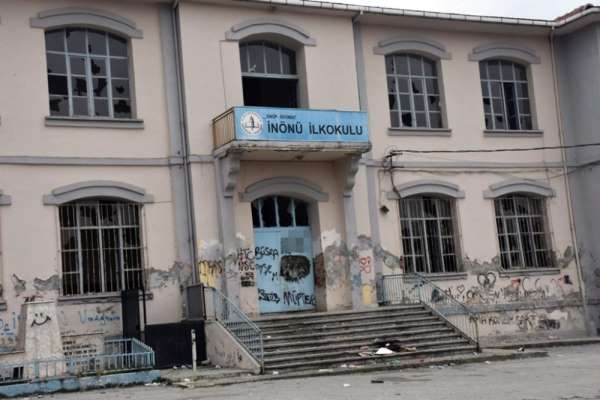 Boyabat'ta tarihi okul binası harabeye döndü 