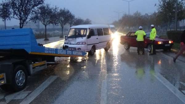 Bursa'da yağmurla gelen kazada 5 kişi yaralandı 