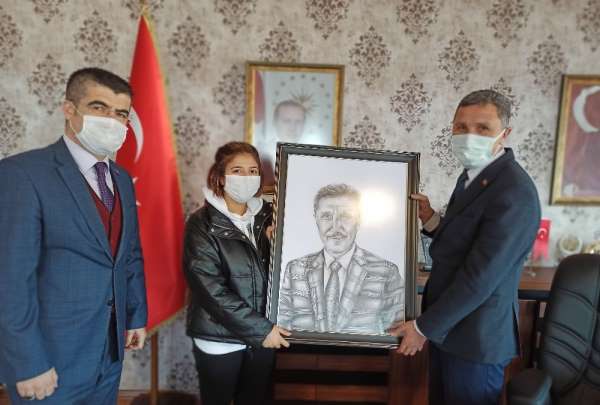 Başkan Kaya'ya kendi portresi hediye edildi 