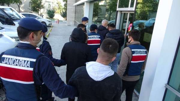 Çuvallar içinde 9 kilo esrarla yakalanan 4 kişi tutuklandı