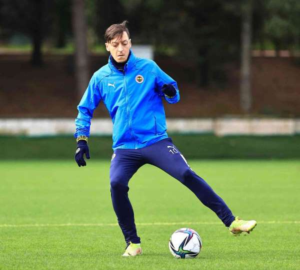 Fenerbahçe'de Mesut Özil takımla çalıştı