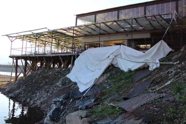 Amasya'da şiddetli fırtına restoranın çatısını ve kamelyaları uçurdu