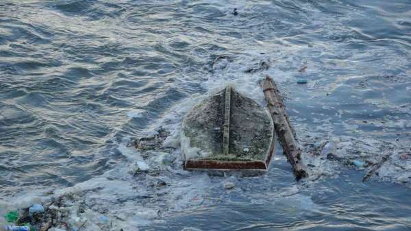 Sinop'ta dev dalgalar balıkçı teknelerine zarar verdi, ağlar kıyıya vurdu