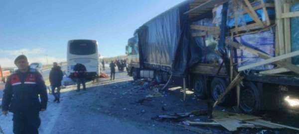 Sivas'ta otobüs kazası, 1 ölü çok sayıda yaralı