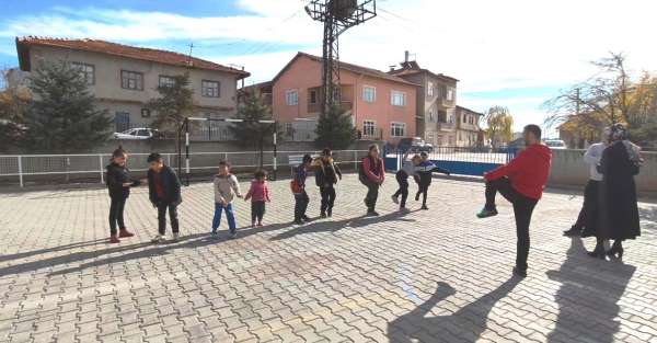 Altıntaş Zafer İlkokulu'nda özel öğrencilerin sabah sporu coşkusu