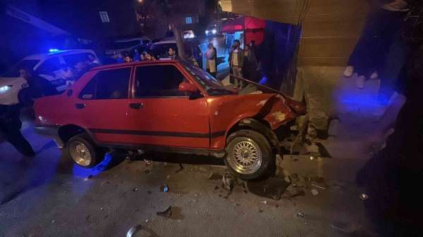 Arnavutköy'de ehliyetsiz sürücü polisten kaçarken kaza yaptı