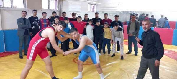 Develi'de liselerarası güreş müsabakaları yapıldı