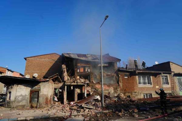 Erzurum'da doğalgaz patlaması: 2 ev çöktü, 1 yaralı