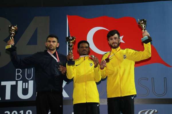 84. Büyük Atatürk Koşusunu kazanan atletler ödüllerini aldı 