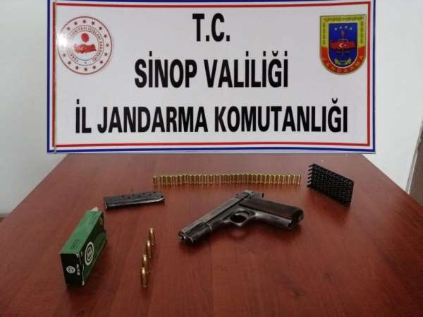 Sinop'ta iki araçta ruhsatsız silah ve uyuşturucu ele geçirildi